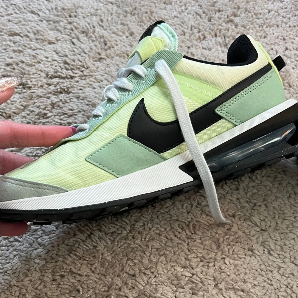 Nike Lime and Black Women's Sneakers - Picture 9 of 9